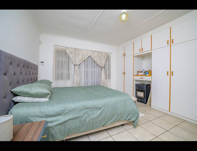 4 BEDROOM HOUSE FOR SALE IN PADFIELD PARK